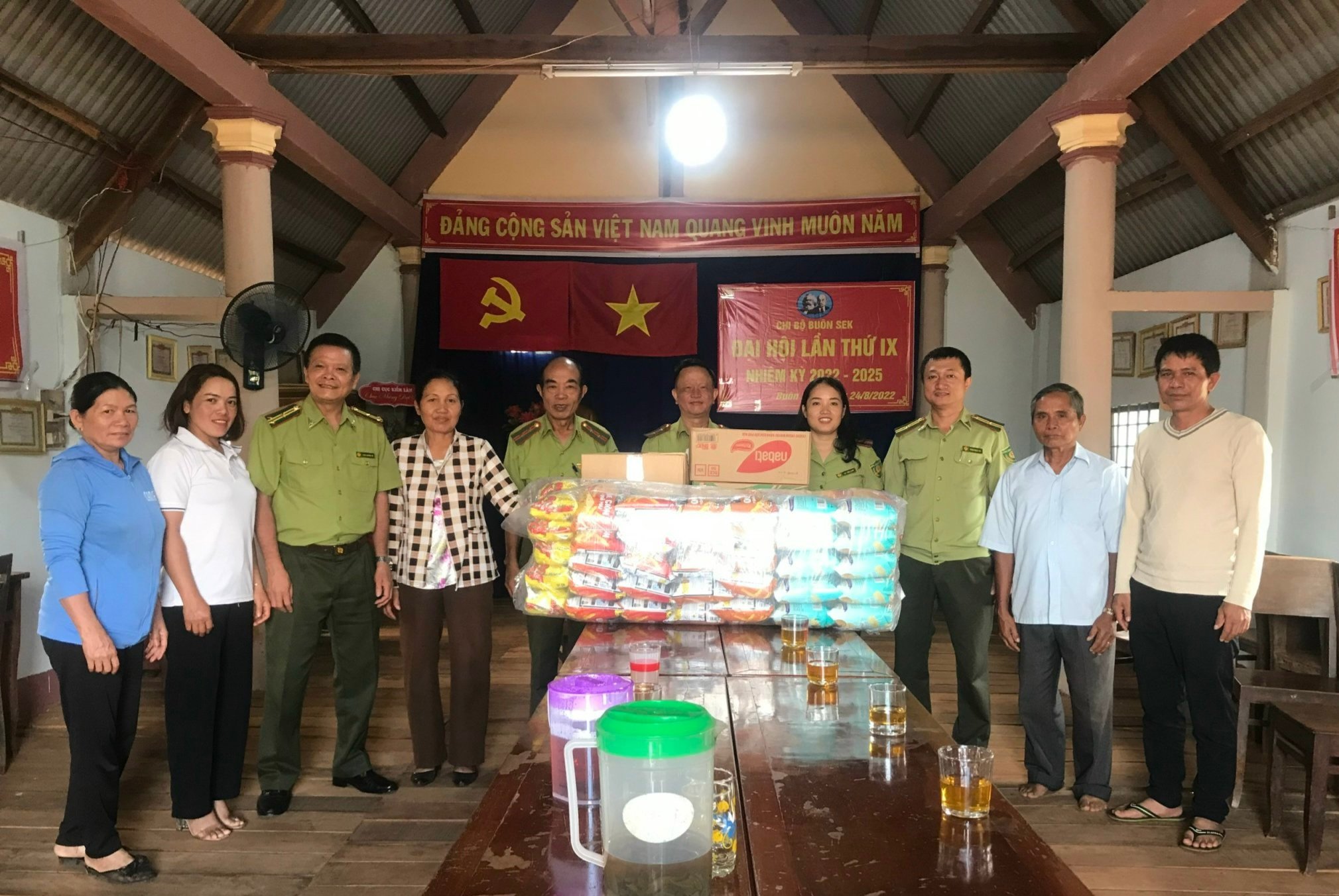 THĂM TẶNG QUÀ BUÔN KẾT NGHĨA NHÂN DỊP TẾT TRUNG THU NĂM 2022